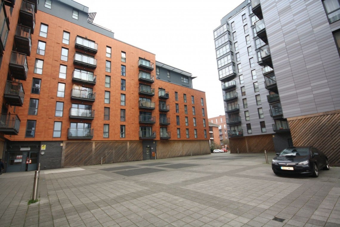 Flat Railway Terrace in Slough
