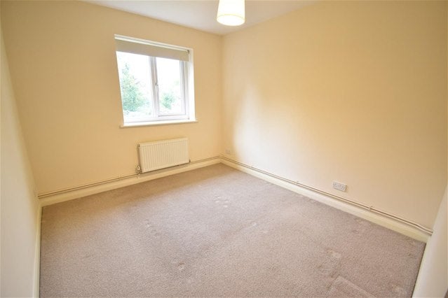 Flat Gladstone Road in Greater London