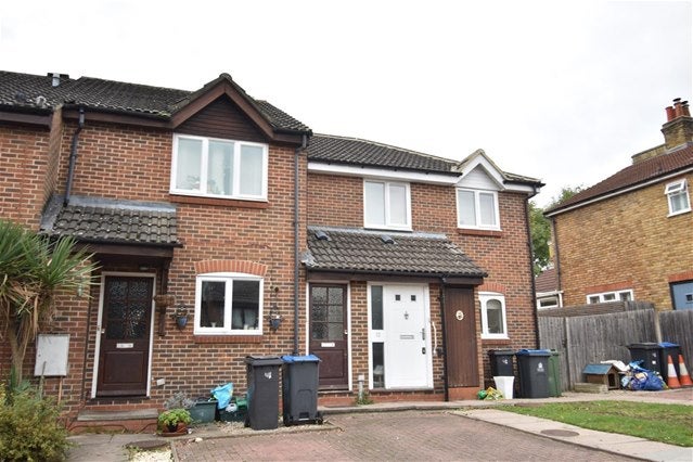 Flat Gladstone Road in Greater London