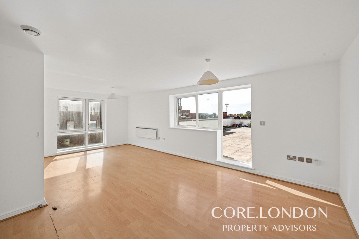 Flat Broadway in Greater London