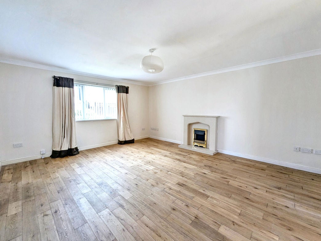 Flat Greenwood Avenue in Burnhope