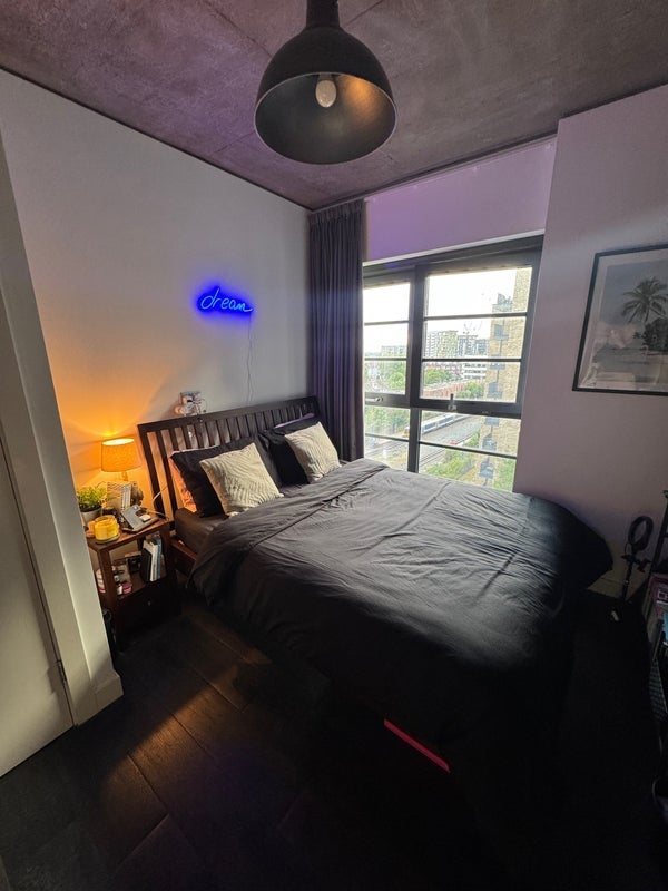 Room South Way in Greater London