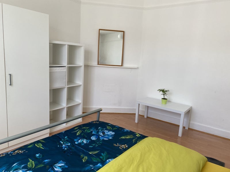 Room Cecil Avenue in Greater London
