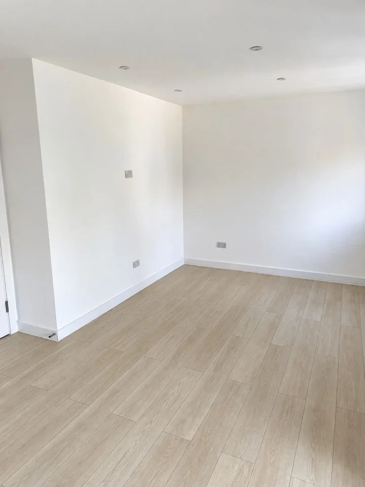 Flat Thornhill Road in Greater London