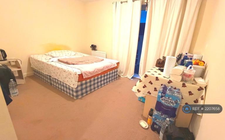 Room Hammond Road in Bristol