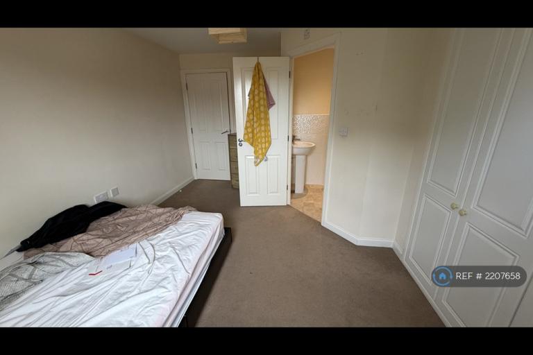 Room Hammond Road in Bristol