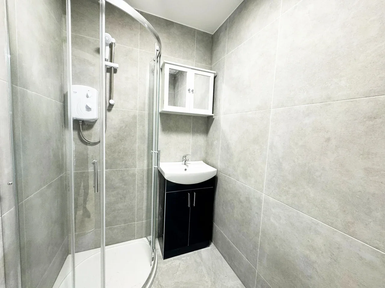 Flat Pinner Road in Greater London