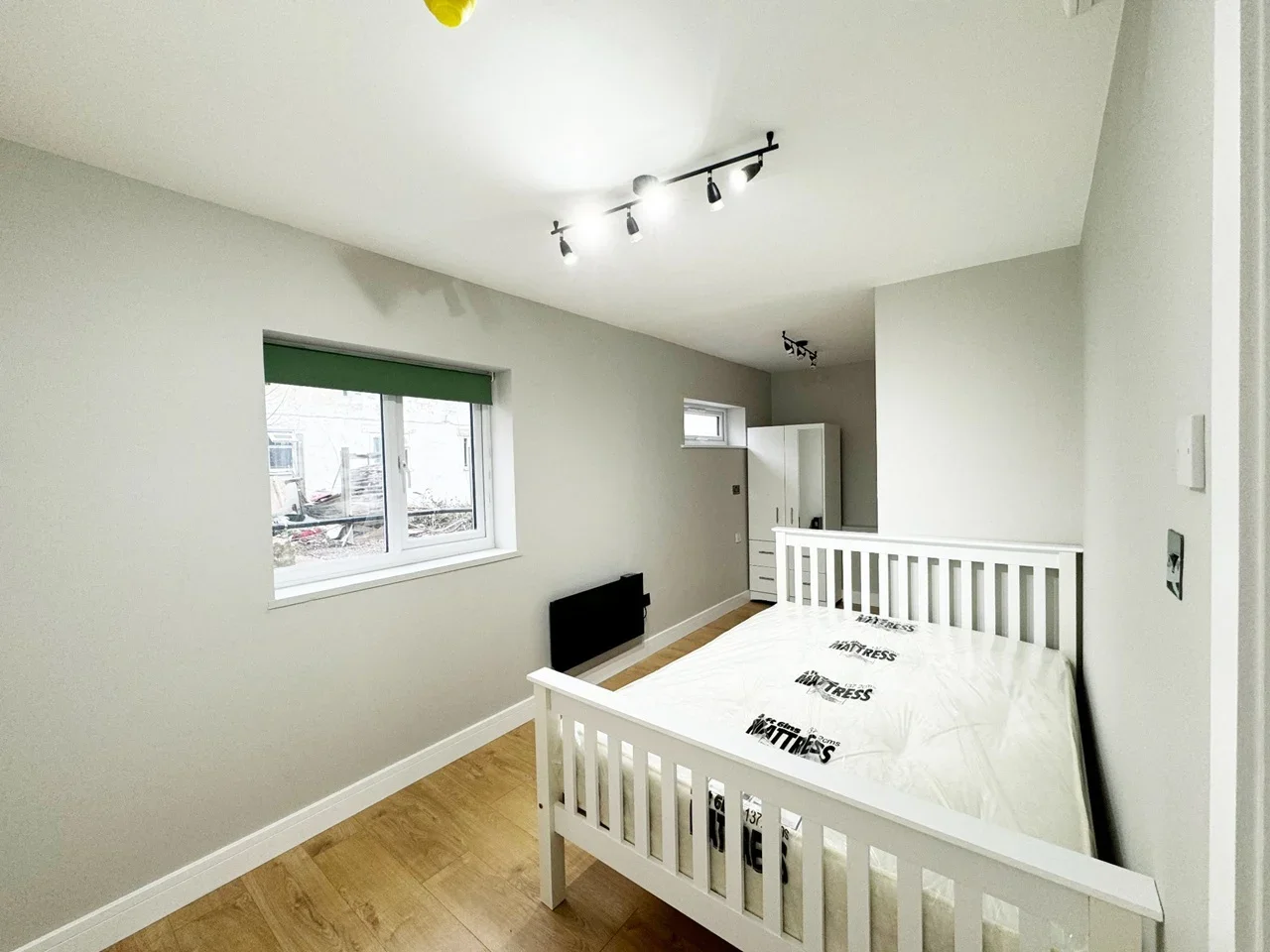 Flat Pinner Road in Greater London
