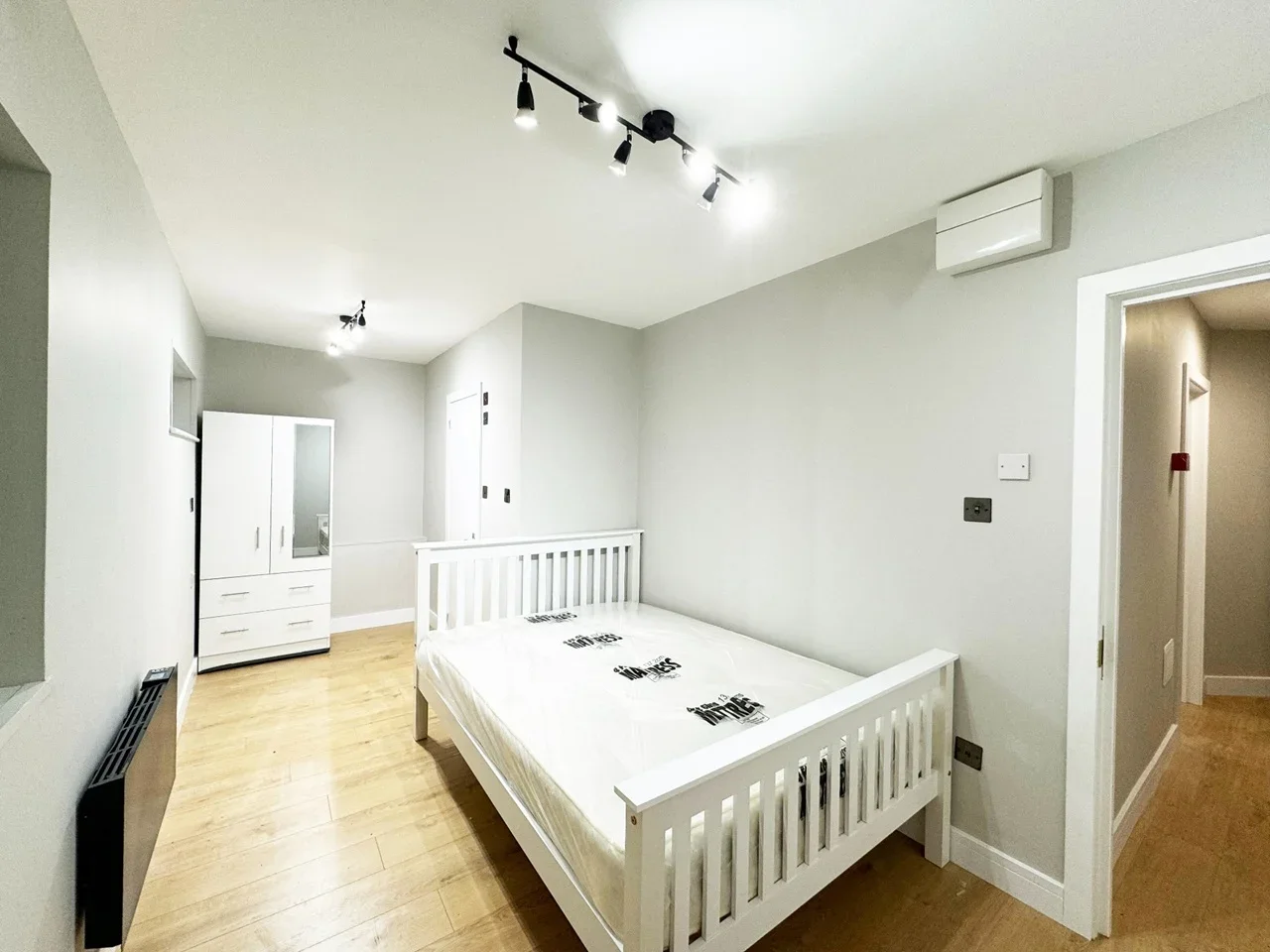 Flat Pinner Road in Greater London