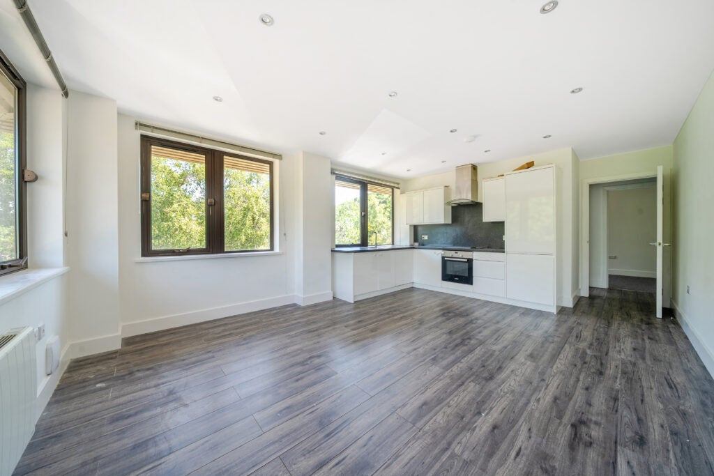 Flat Weyside Park in Waverley