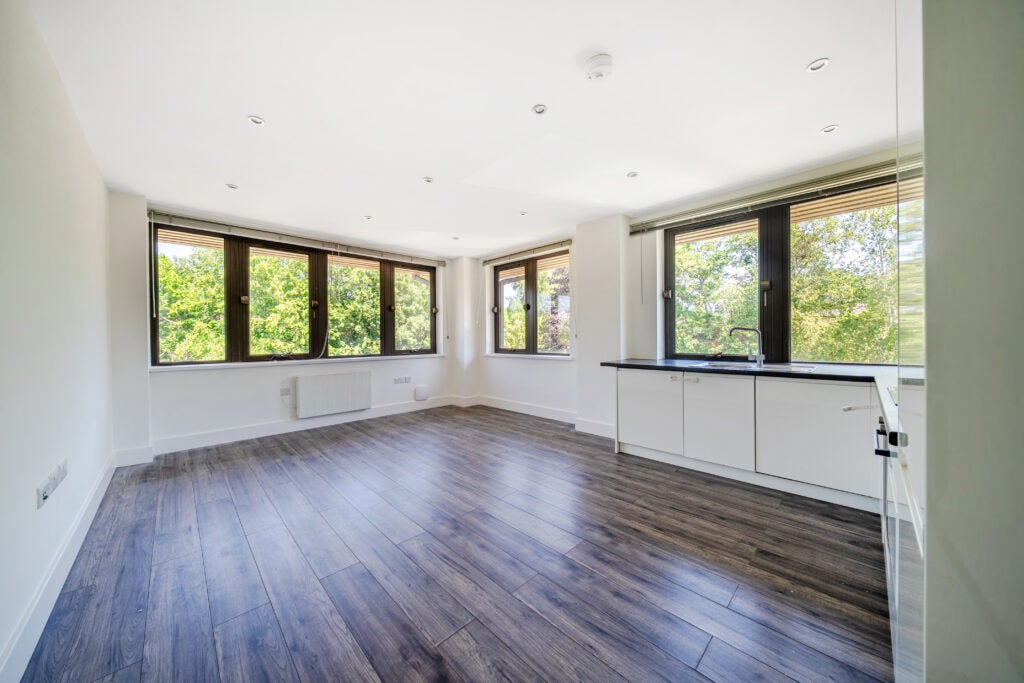 Flat Weyside Park in Waverley
