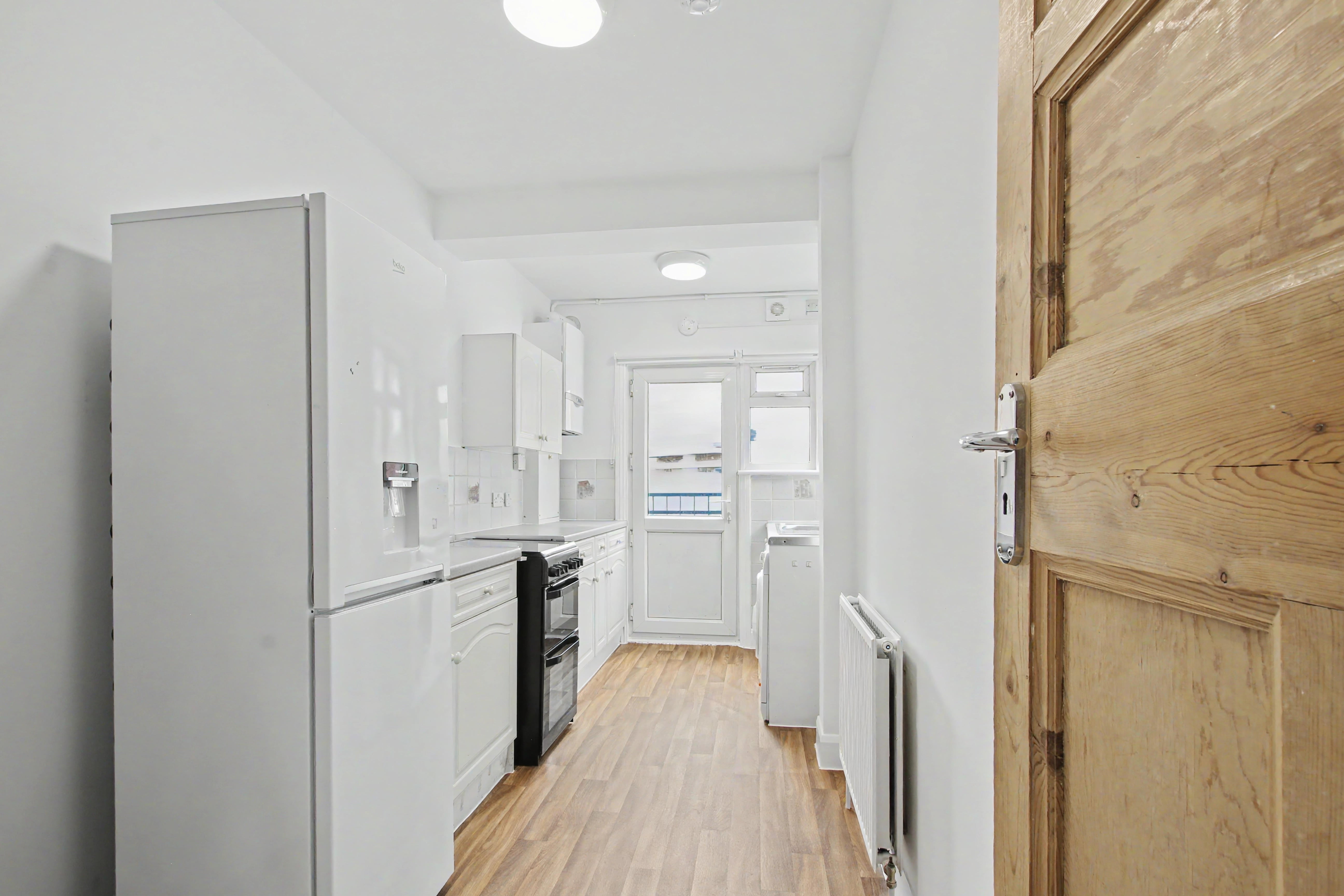 Flat Lynette Avenue in Greater London