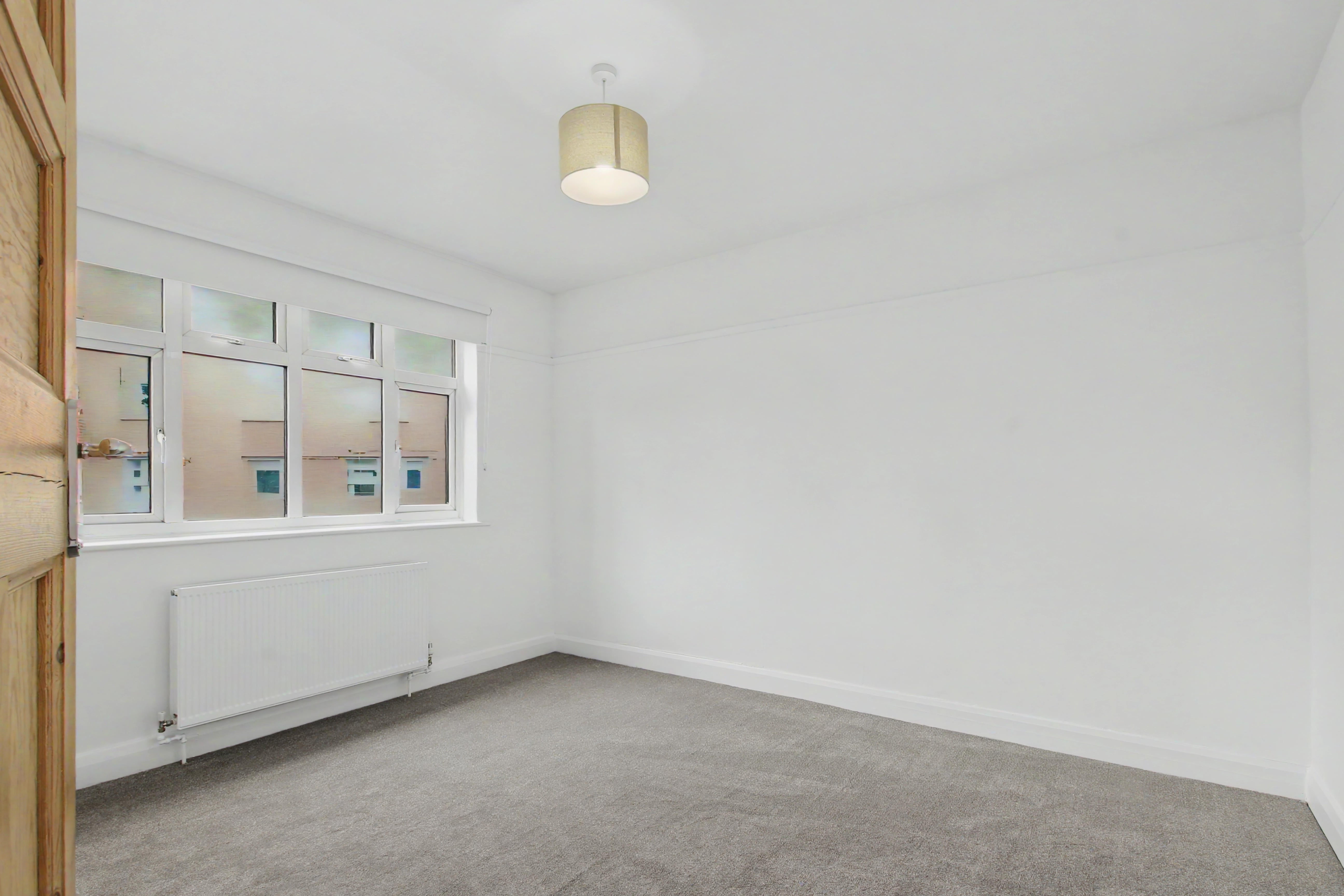 Flat Lynette Avenue in Greater London