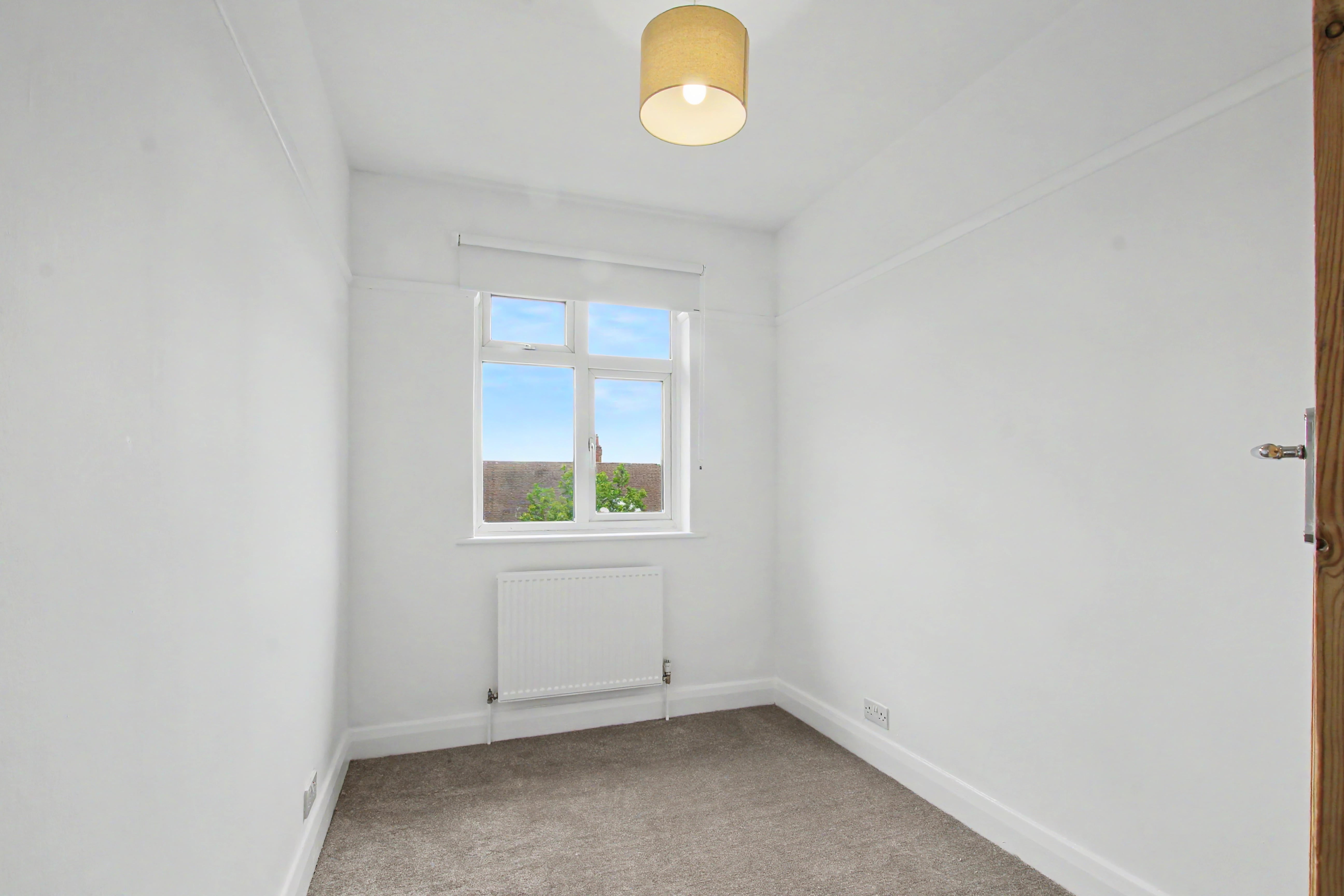 Flat Lynette Avenue in Greater London