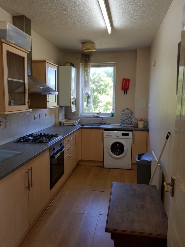 Room Errol Gardens in Glasgow