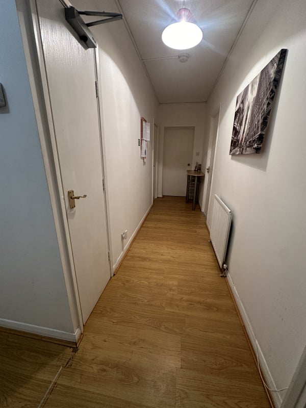 Room Errol Gardens in Glasgow