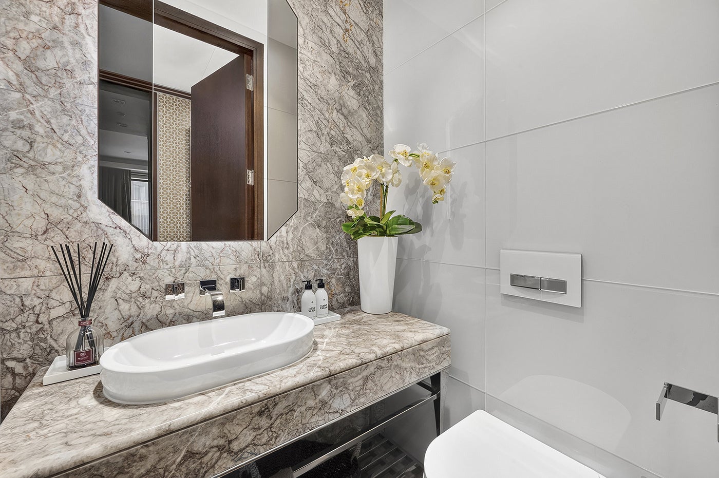 Flat Earls Way in Greater London