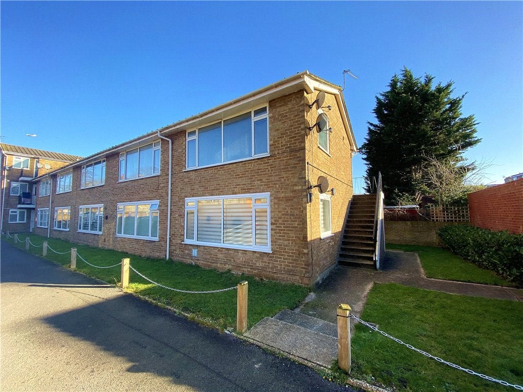 Flat Kneller Road in Greater London