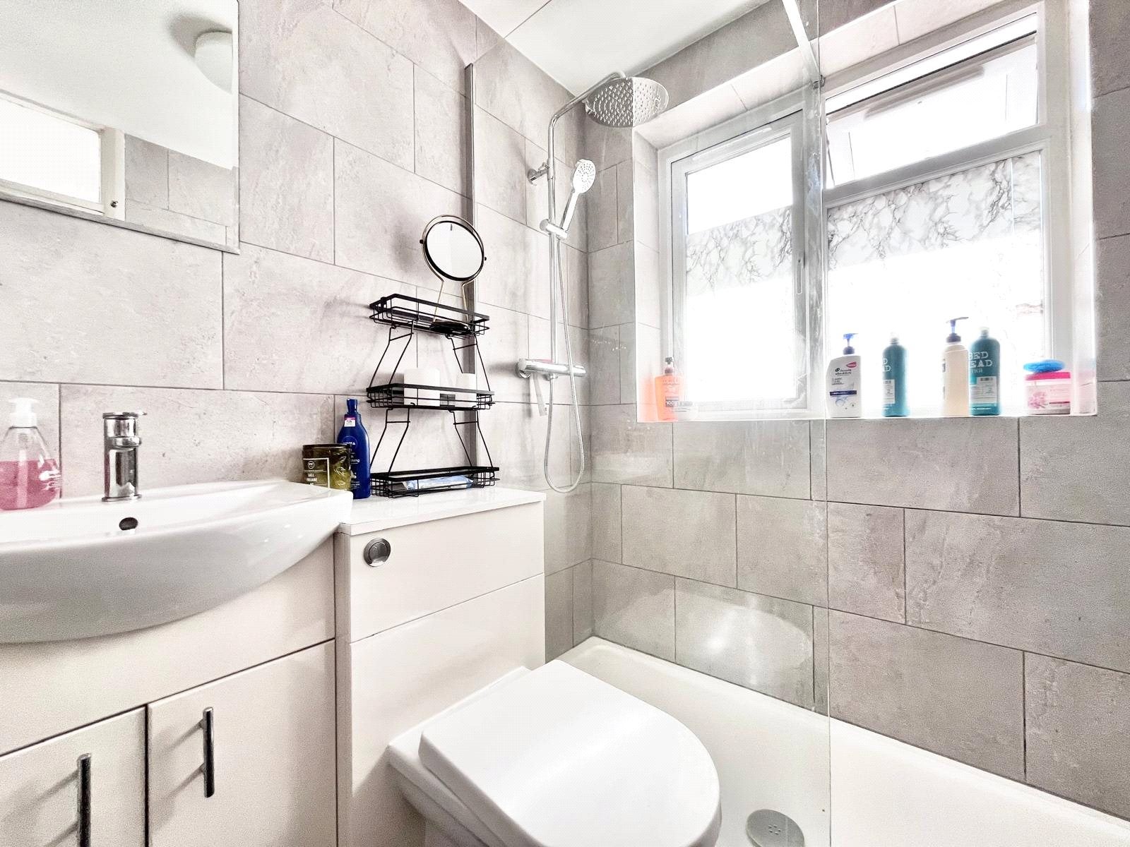 Flat Kneller Road in Greater London