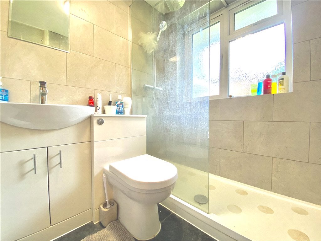 Flat Kneller Road in Greater London