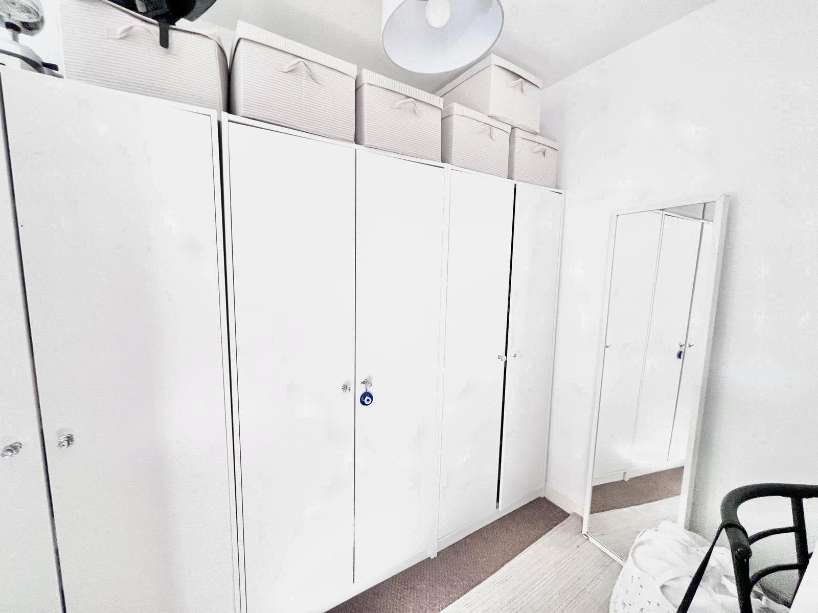 Flat Kneller Road in Greater London