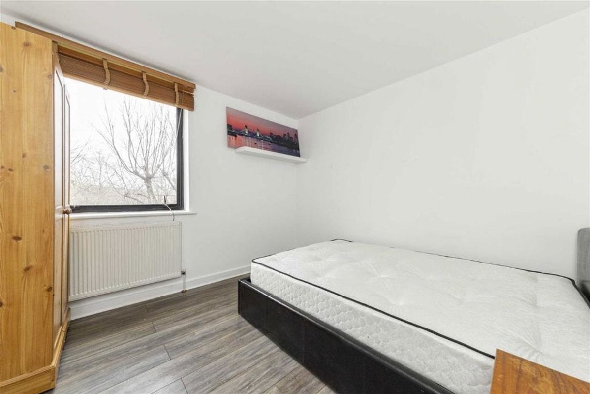 Flat Florida Street in Greater London