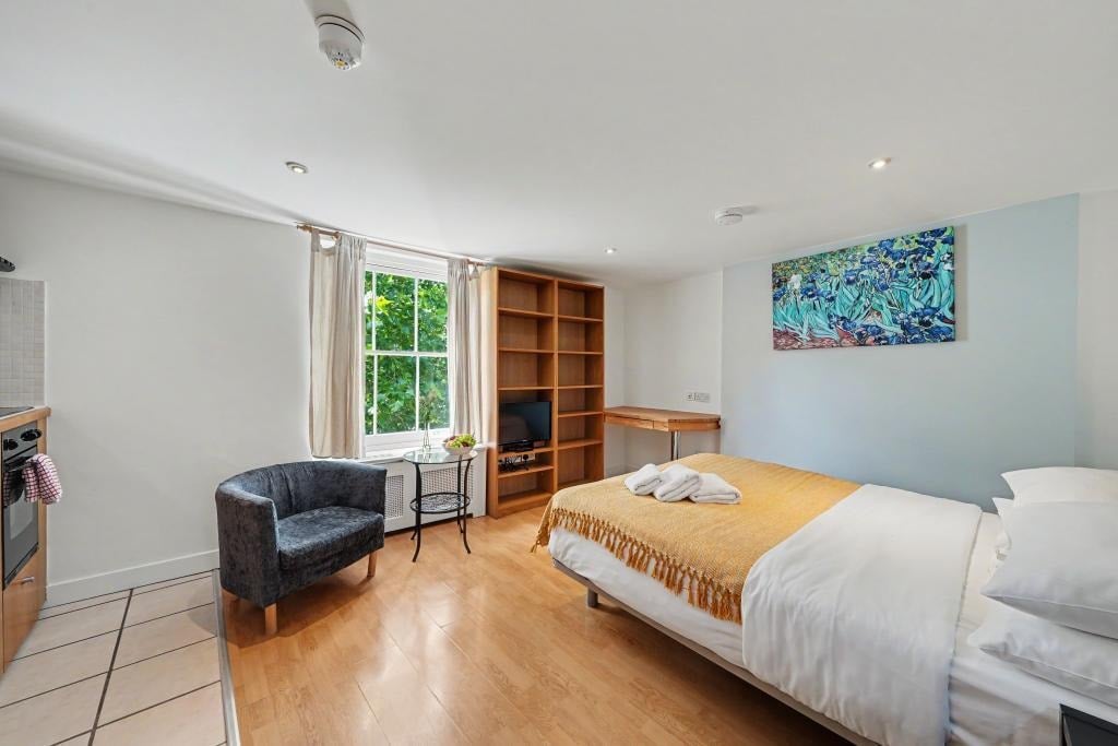 Flat Cartwright Gardens in Greater London