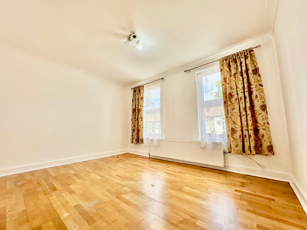Flat Stocker Gardens in Greater London