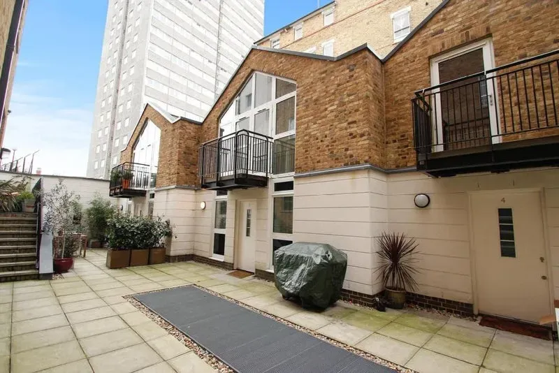 Flat Lever Street in Greater London