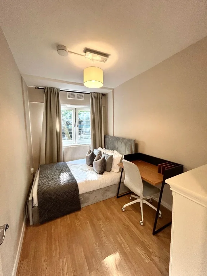 Room Compton Street in Greater London