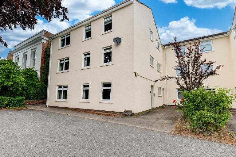 Flat Leam Terrace in Royal Leamington Spa