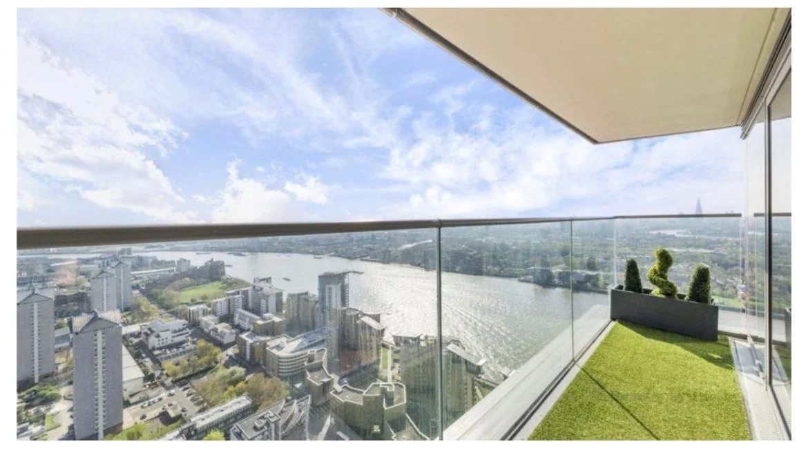 Flat Marsh Wall in Greater London