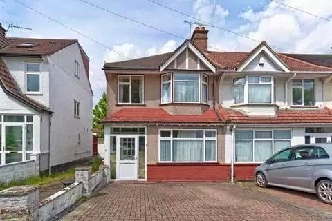 House Braemar Avenue in Greater London