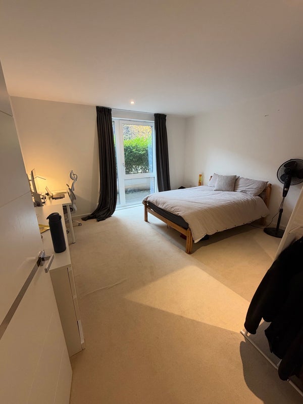 Room Plough Way in Greater London