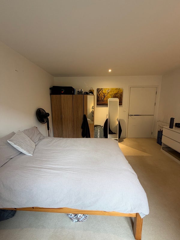 Room Plough Way in Greater London