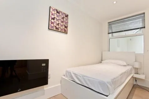 Flat Canfield Place in Greater London