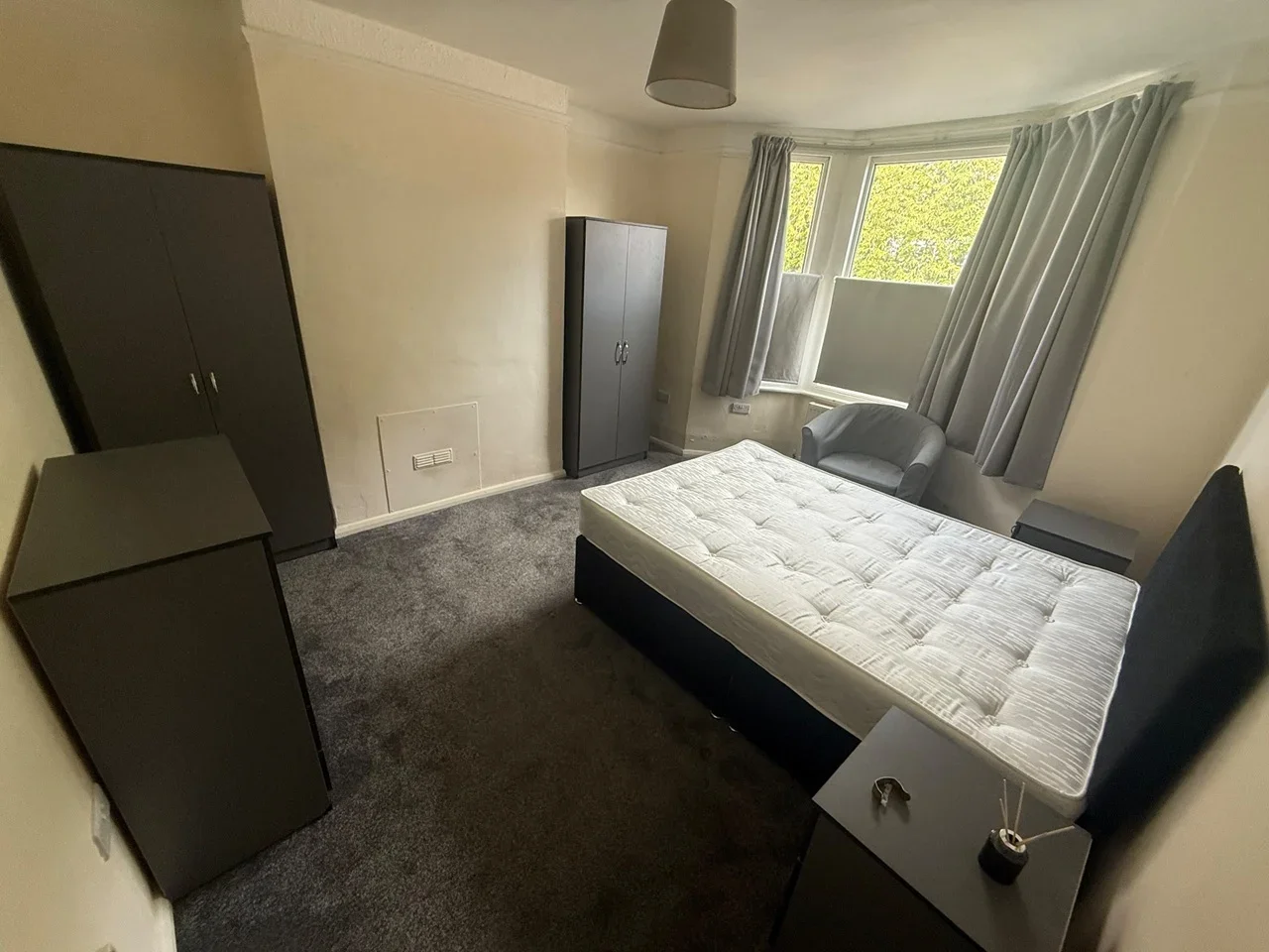 Room Desborough Road in High Wycombe