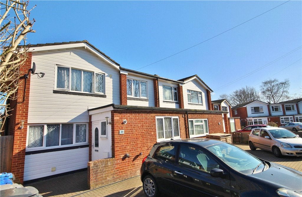 Room Wingfield Close in Borough of Runnymede