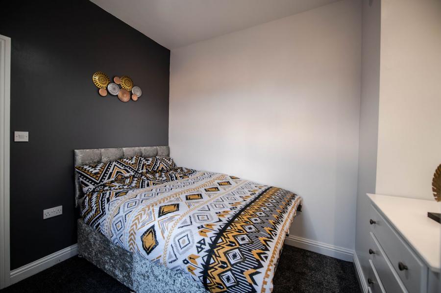 Room Wilfred Road in Salford