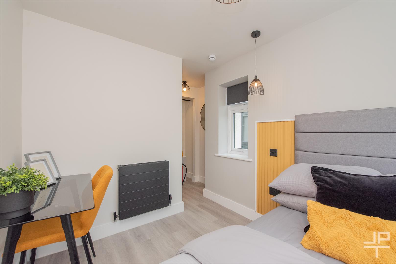 Room Willis Street in Warrington
