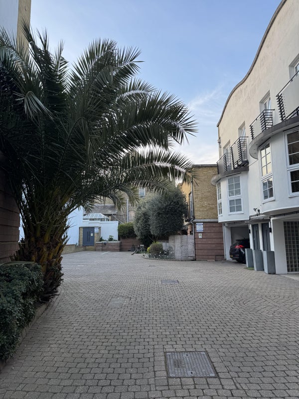 Room Farm Lane in Greater London