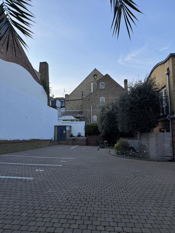 Room Farm Lane in Greater London