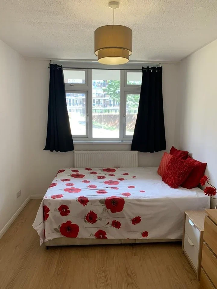 Room Drummond Road in Greater London