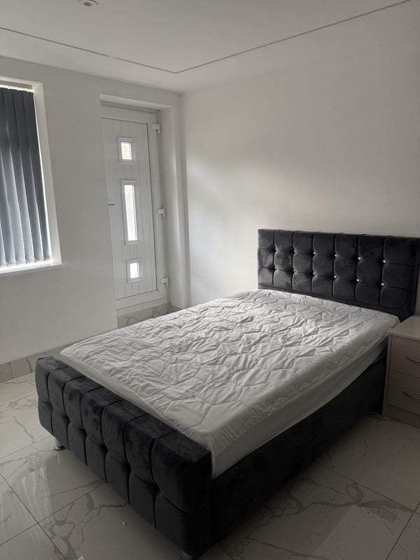 Room Heeley Road in Birmingham