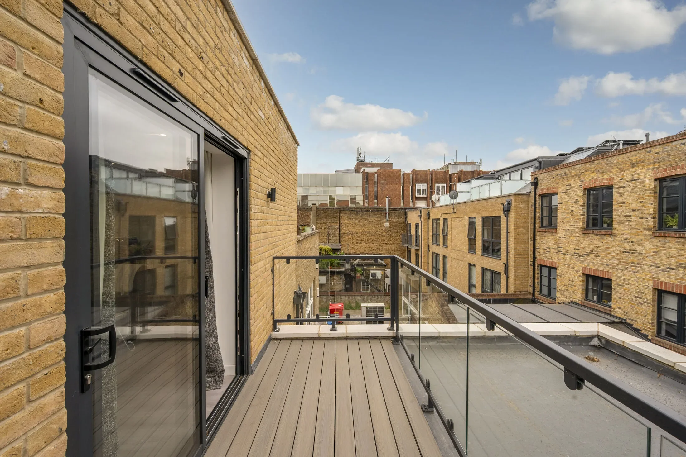 Flat Wimbledon Hill Road in Greater London
