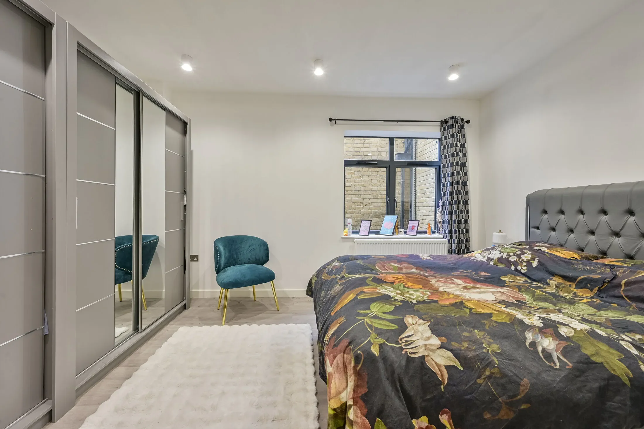 Flat Wimbledon Hill Road in Greater London