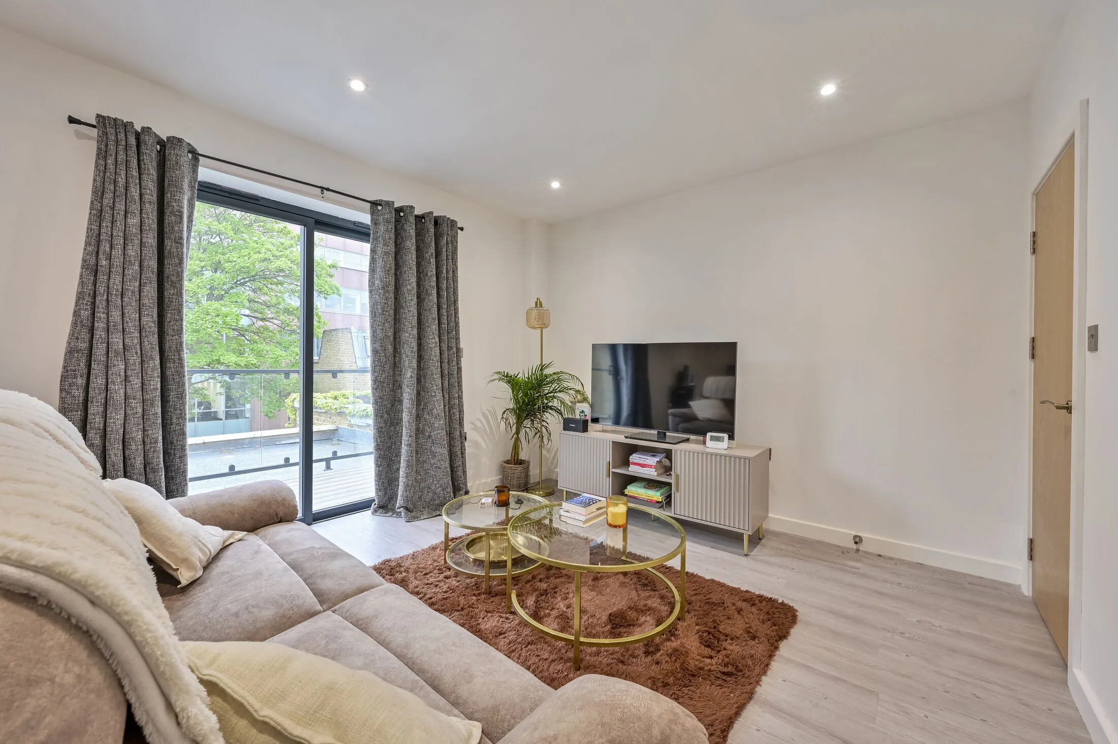 Flat Wimbledon Hill Road in Greater London