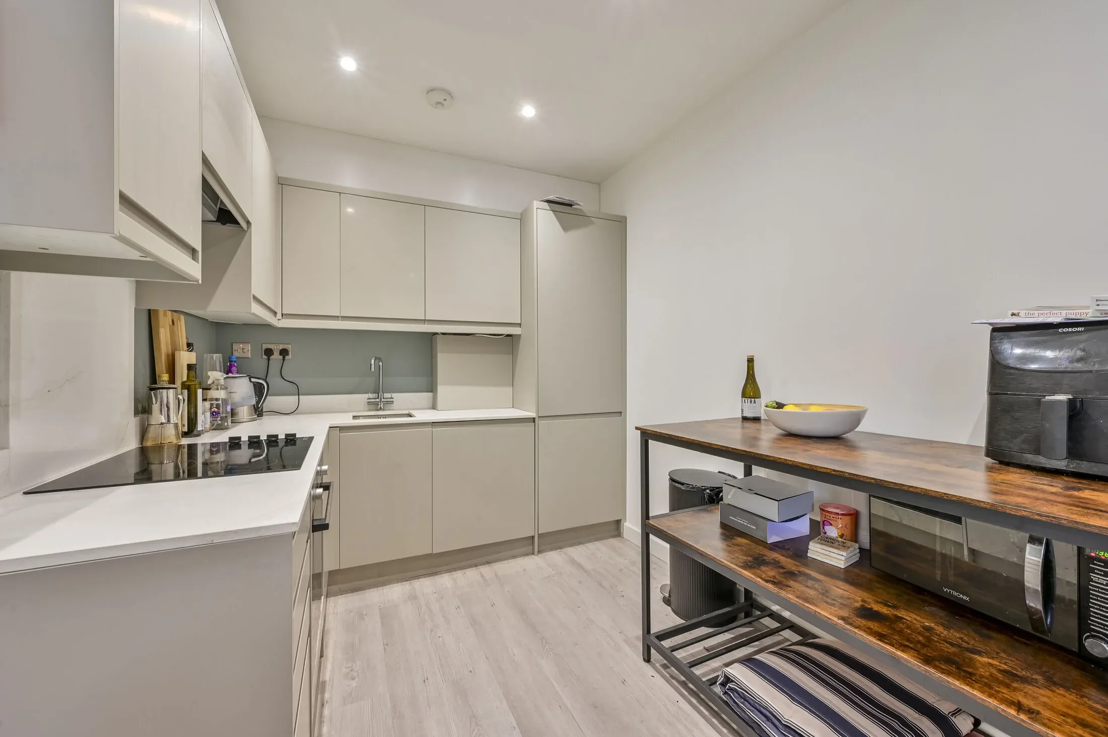 Flat Wimbledon Hill Road in Greater London