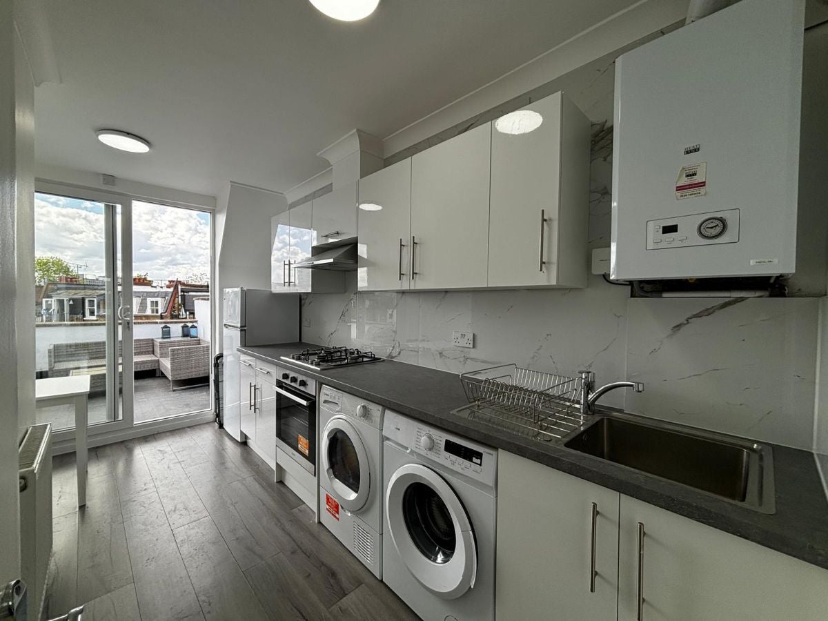 Flat Warwick Road in Greater London