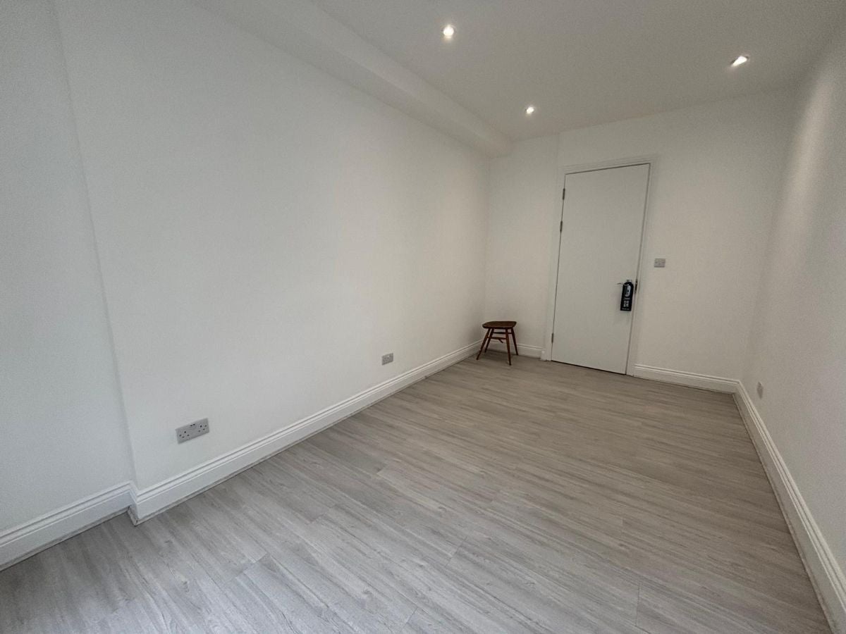 Flat Warwick Road in Greater London